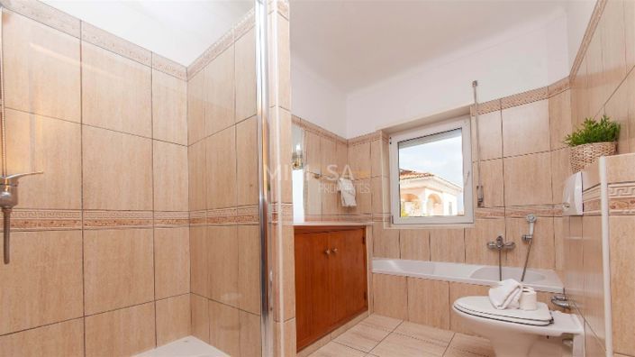 Image No.10-6 Bed House for sale