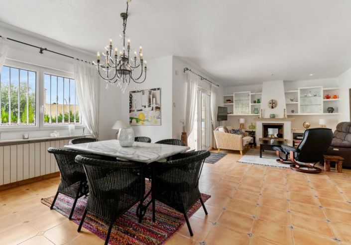 Image No.2-4 Bed Villa for sale