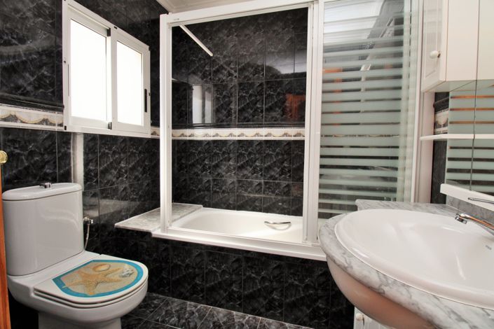 Image No.27-3 Bed Commercial for sale