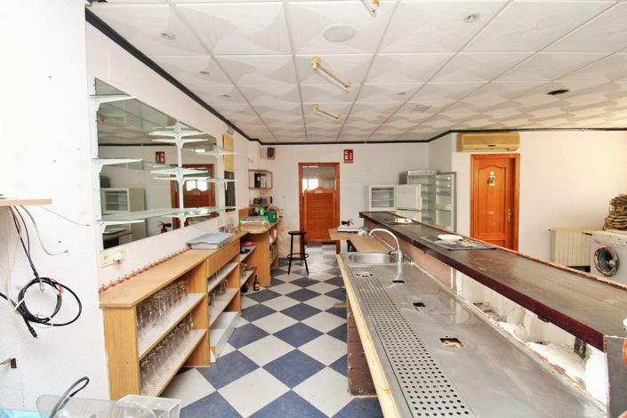 Image No.9-3 Bed Commercial for sale