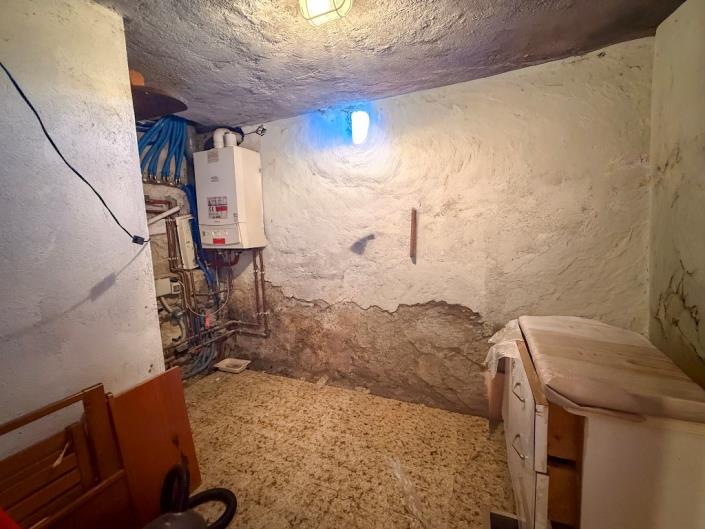 Image No.21-2 Bed House for sale