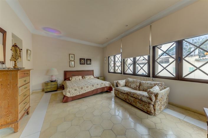 Image No.17-4 Bed Townhouse for sale