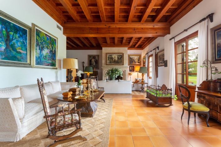 Image No.18-16 Bed Property for sale