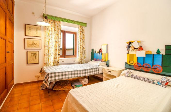 Image No.12-6 Bed Townhouse for sale