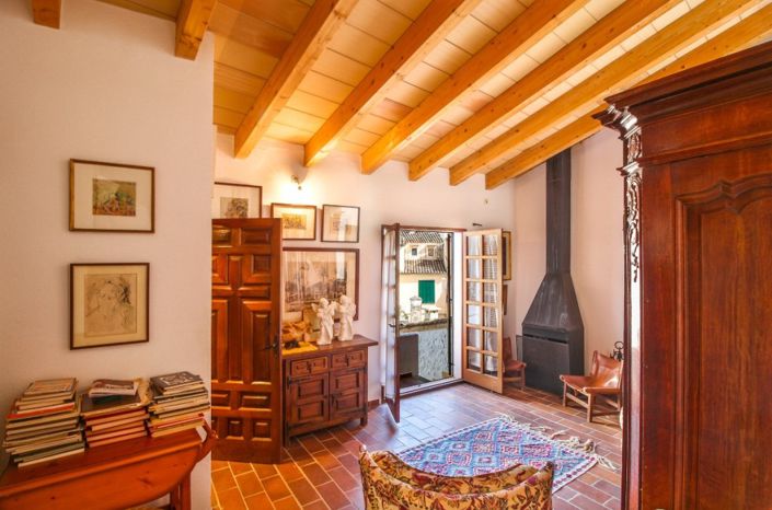 Image No.20-6 Bed Townhouse for sale