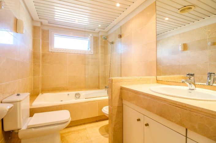 Image No.15-4 Bed Property for sale