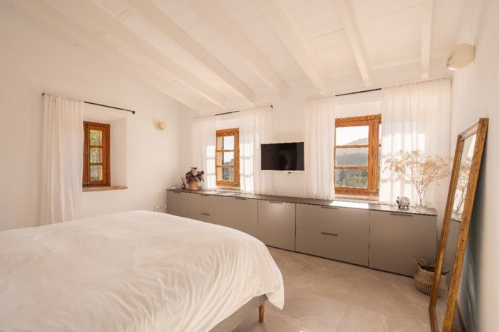 Image No.10-5 Bed Property for sale