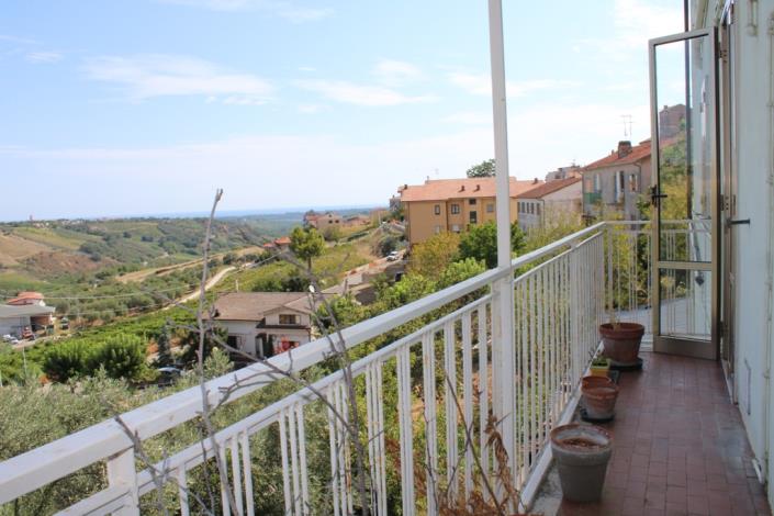 Image No.17-5 Bed Townhouse for sale