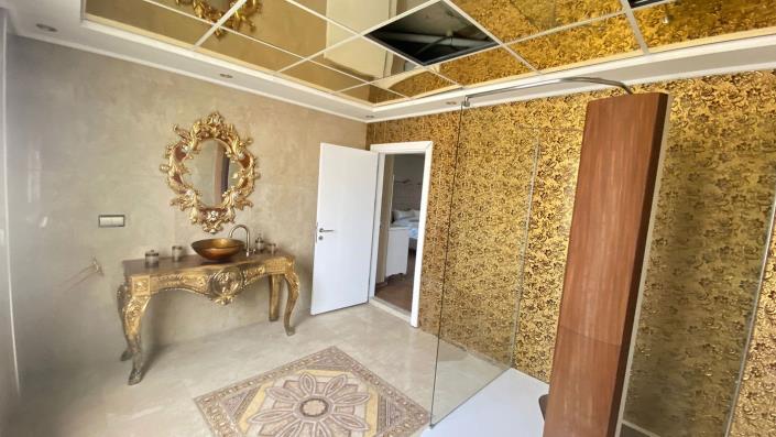 Image No.9-8 Bed Villa / Detached for sale