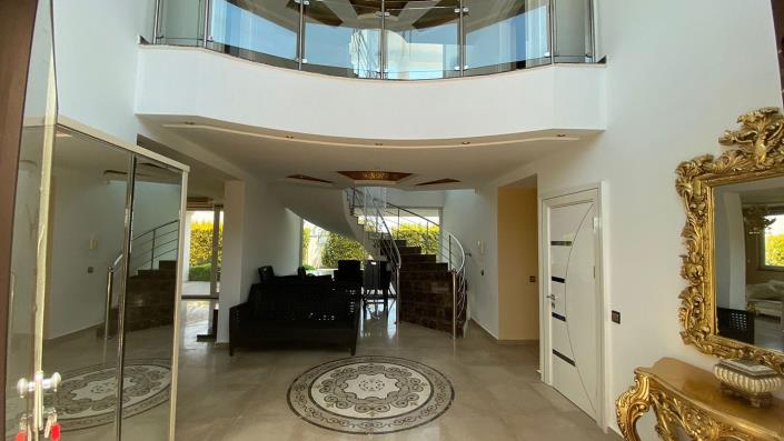 Image No.6-8 Bed Villa / Detached for sale