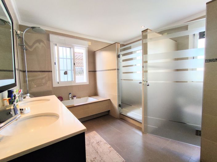 Image No.21-5 Bed Villa for sale