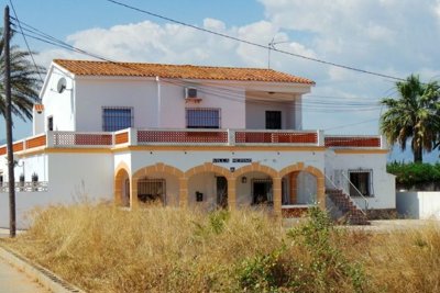 8 Bed Villa for sale
