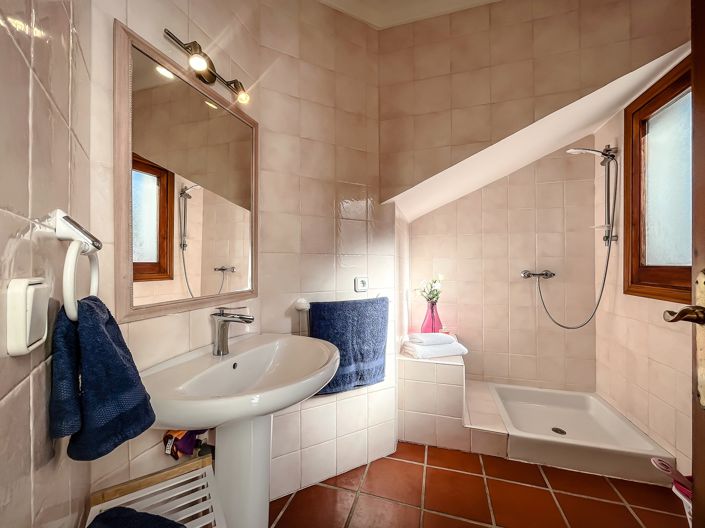 Image No.13-12 Bed Villa for sale