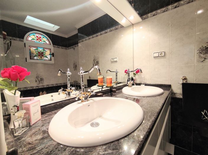 Image No.29-3 Bed Property for sale