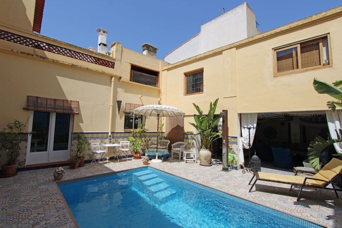 Image No.1-6 Bed Townhouse for sale