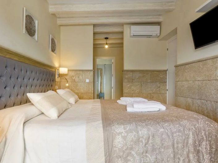 Image No.9-12 Bed Villa for sale