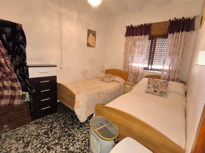 Image No.12-5 Bed Townhouse for sale