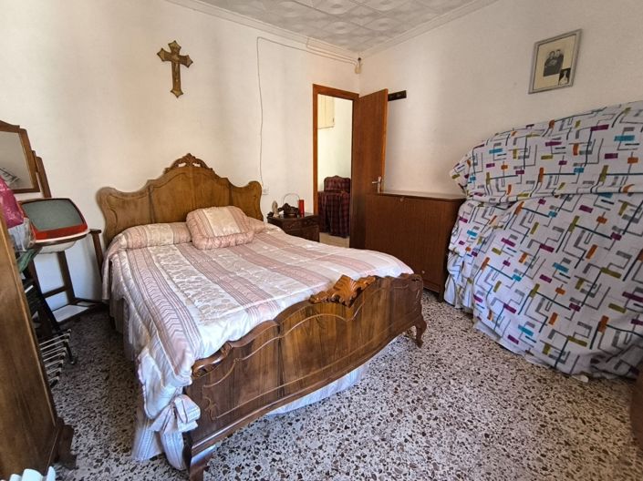 Image No.17-5 Bed Townhouse for sale