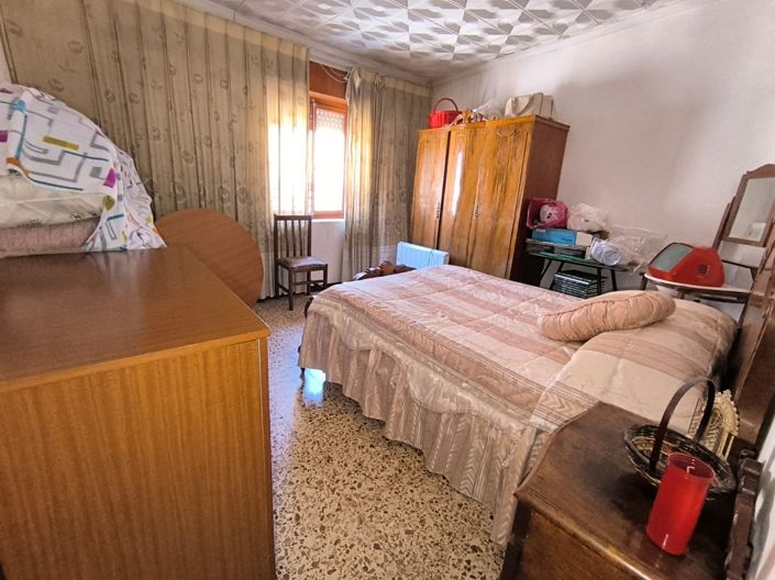 Image No.18-5 Bed Townhouse for sale