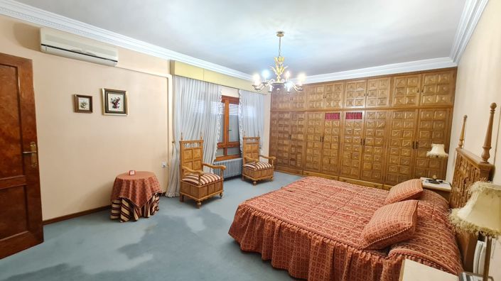 Image No.10-4 Bed Townhouse for sale