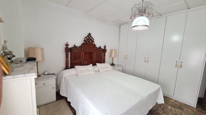 Image No.12-4 Bed Townhouse for sale