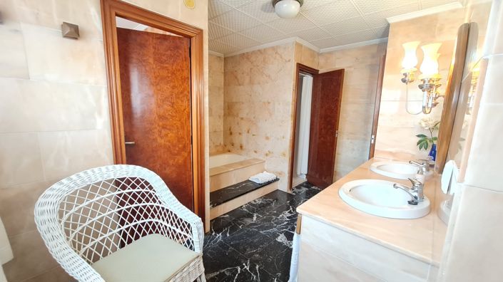 Image No.29-4 Bed Townhouse for sale