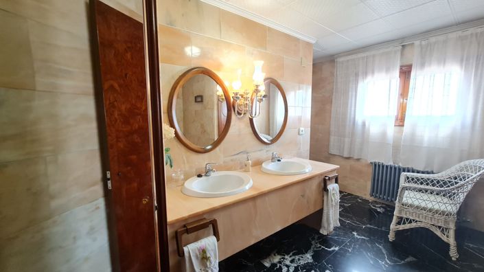 Image No.32-4 Bed Townhouse for sale