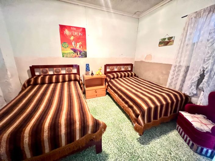 Image No.16-6 Bed Townhouse for sale