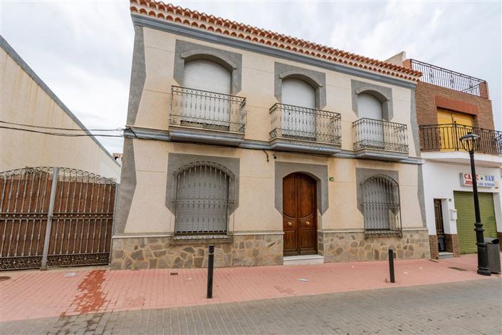 Image No.1-6 Bed Property for sale