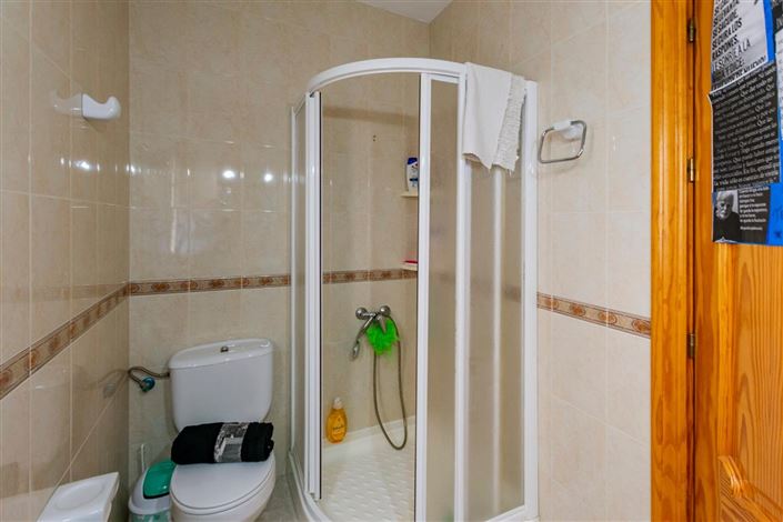 Image No.12-6 Bed Property for sale