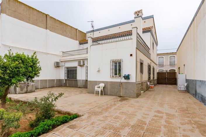 Image No.17-6 Bed Property for sale