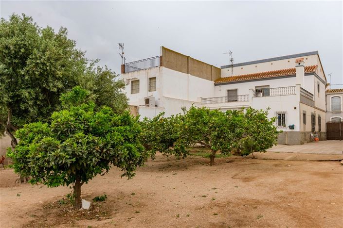 Image No.18-6 Bed Property for sale