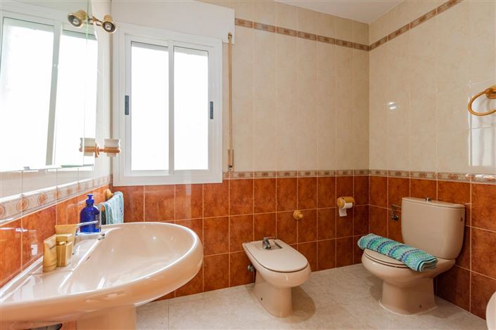 Image No.24-6 Bed Property for sale