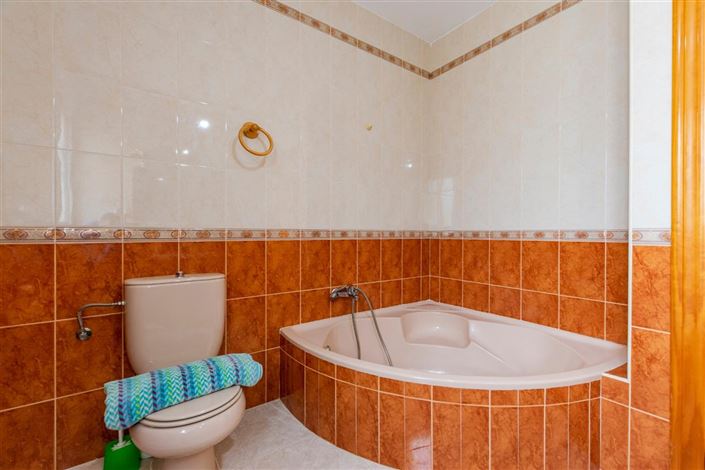 Image No.25-6 Bed Property for sale