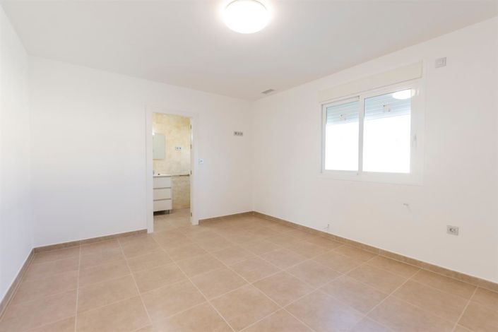 Image No.10-3 Bed Villa for sale