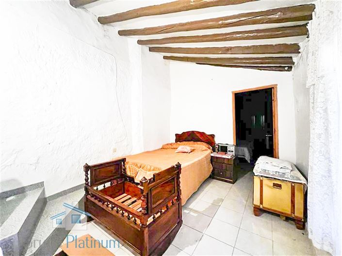 Image No.5-6 Bed Property for sale