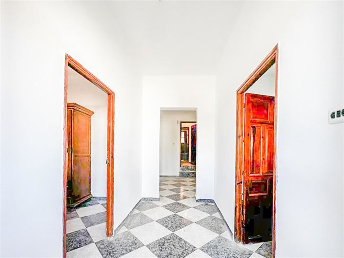 Image No.3-7 Bed Property for sale