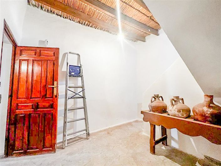 Image No.6-7 Bed Property for sale