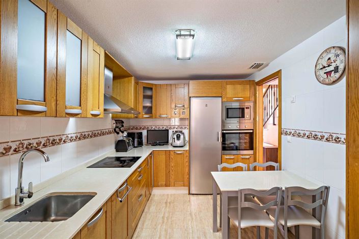 Image No.8-4 Bed Property for sale