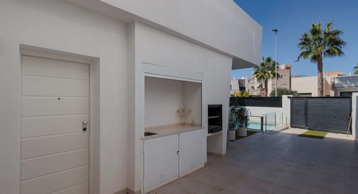 Image No.14-3 Bed Property for sale