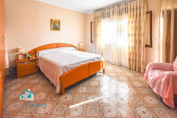 Image No.14-3 Bed Property for sale