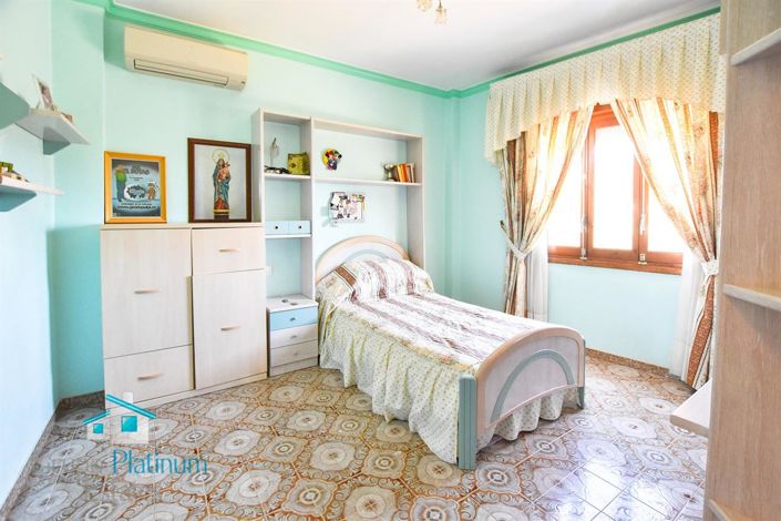 Image No.18-3 Bed Property for sale