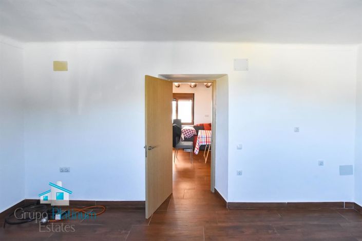 Image No.8-5 Bed Villa for sale