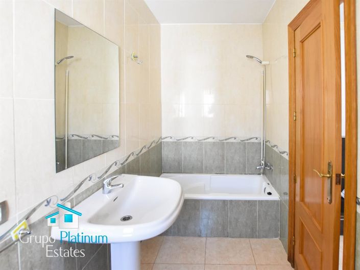 Image No.16-5 Bed Property for sale