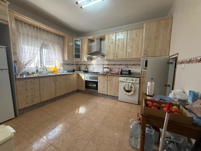 Image No.4-4 Bed Property for sale