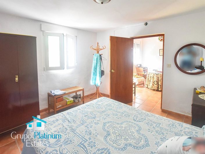 Image No.12-5 Bed Property for sale