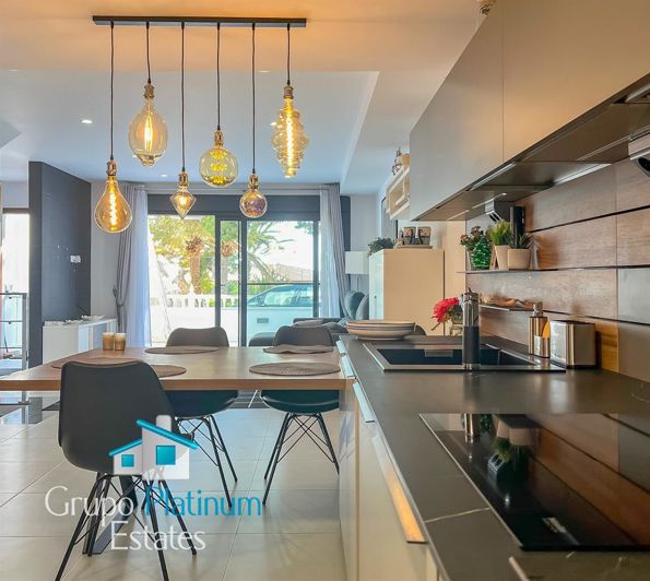 Image No.8-3 Bed Property for sale