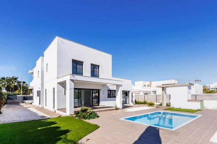 Image No.1-4 Bed Villa for sale