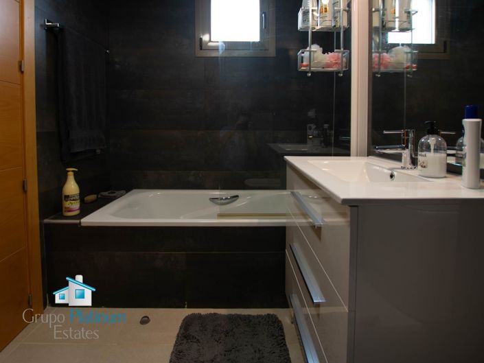 Image No.14-3 Bed Apartment for sale