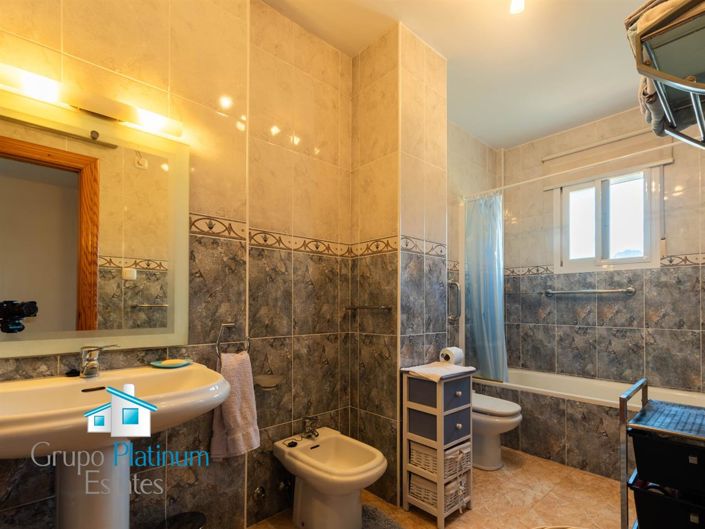 Image No.17-3 Bed Property for sale